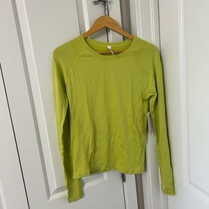 Athleta long sleeve workout top - size Large